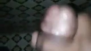Uomo indiano che si masturba nel bagno pubblico