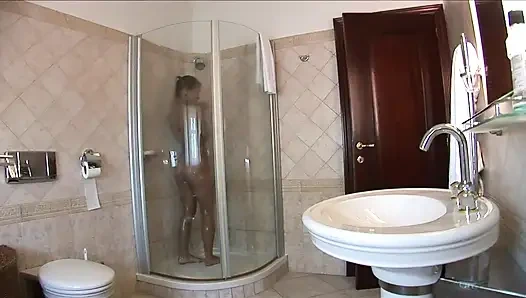 Тинка приходит домой из колледжа