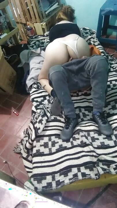 바닥에 매트리스를 깔고 몬타노 드레스를 입은 소녀