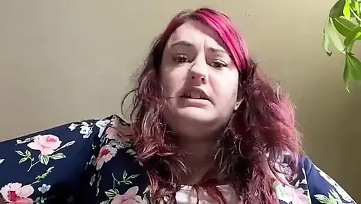 Giantess menemukan tubuh mungil dan bersenang-senang mengubahnya menjadi budak kaki dan mainan seks