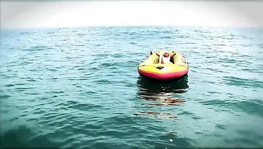 Ngentot memekku di bawah sinar matahari, sayang!!