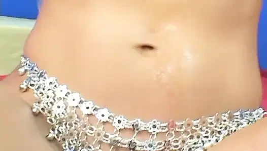 Brunette bertato gagson kontol dan mendapat muatan besar