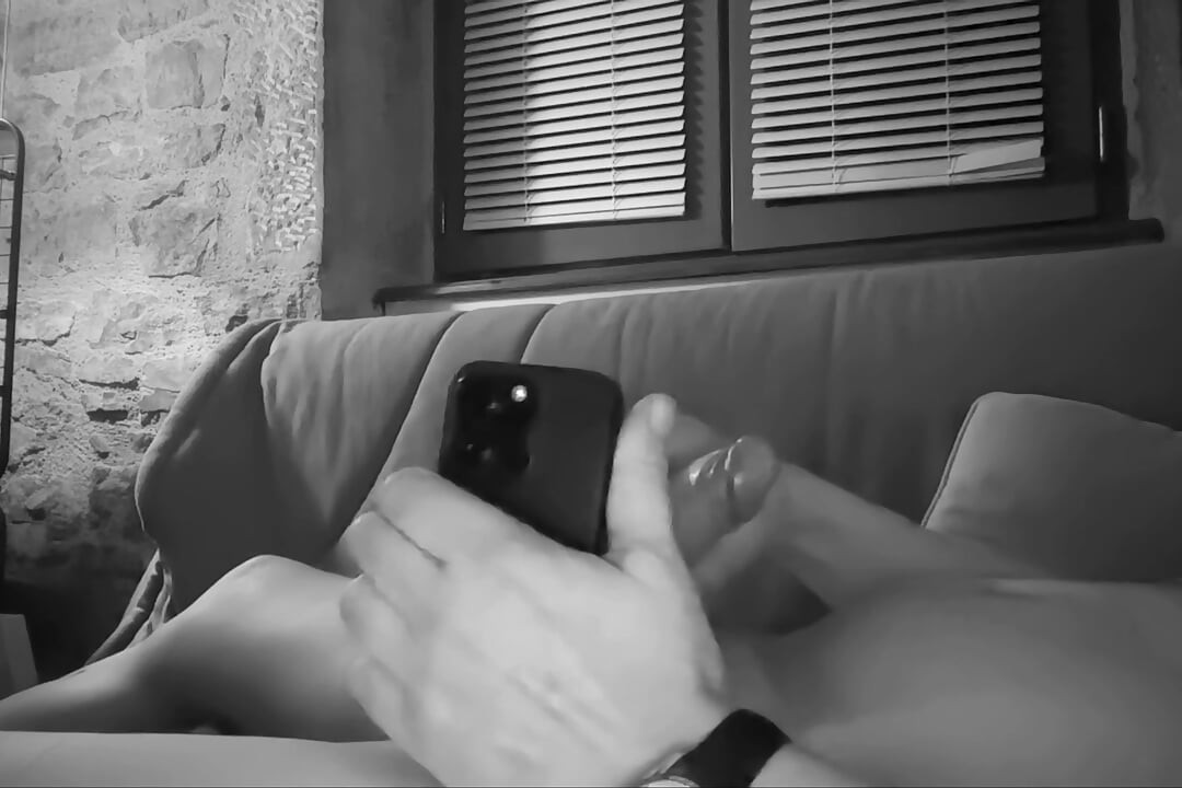 Mekano drkanje, pa ukočeno s pišanjem po mojim prsima