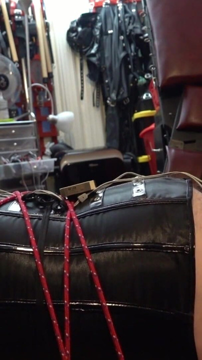 Pompe à pénis avec des couilles attachées et CBT E-stim sur la carte Coffin Bondage | Clip 1