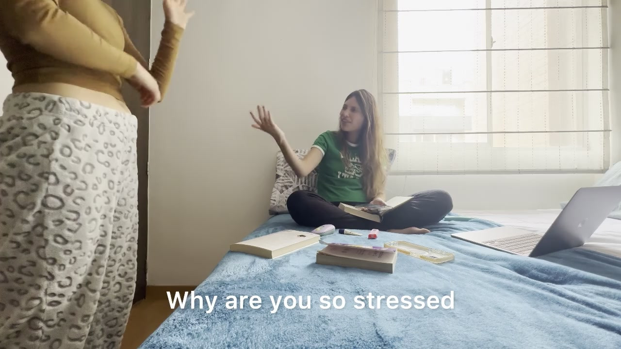 两个女大学生在房间里狠操