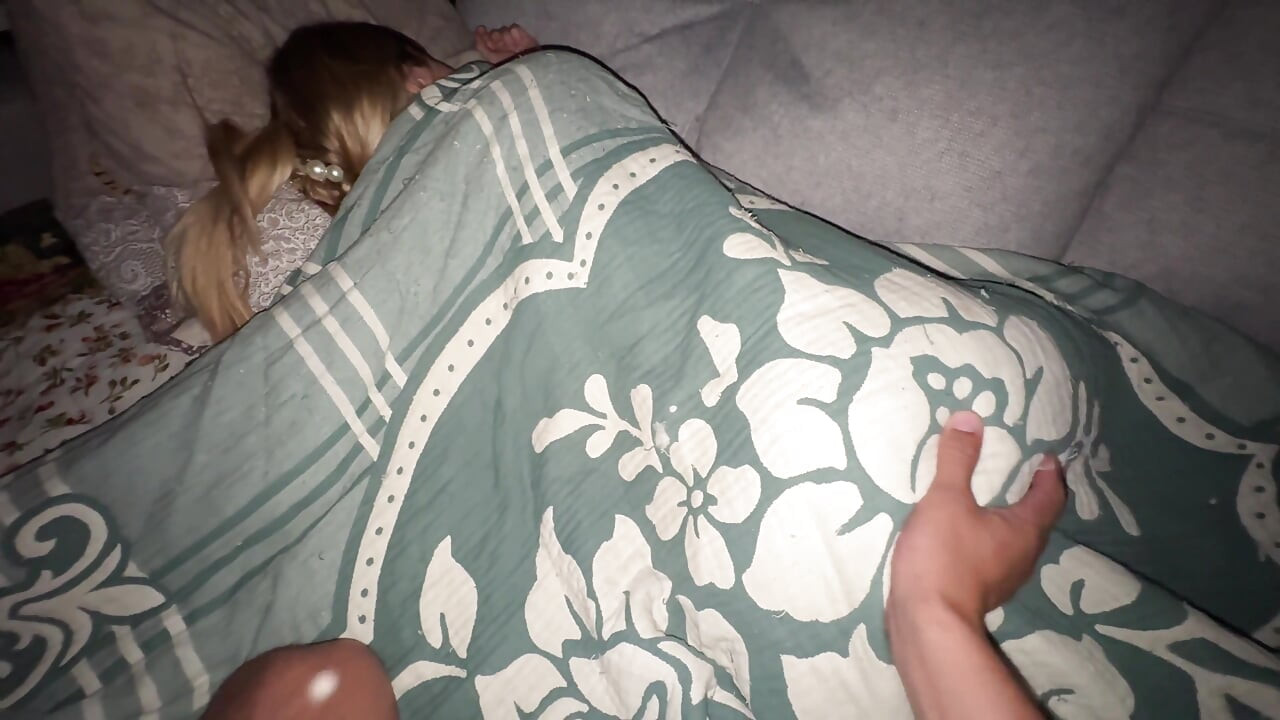 E-girl liegt mit nassem höschen. der stiefvater konnte sich nicht halten und fickte die jungfrau