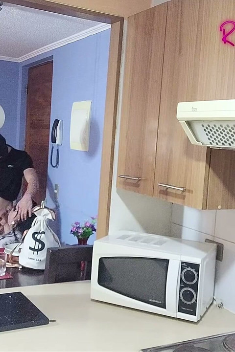 Hayranlar için videolar: maskeli genç adam beni mutfakta sikiyor
