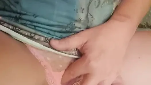 Cewek hot rambut pirang lagi asik ngusap memeknya sampai orgasme