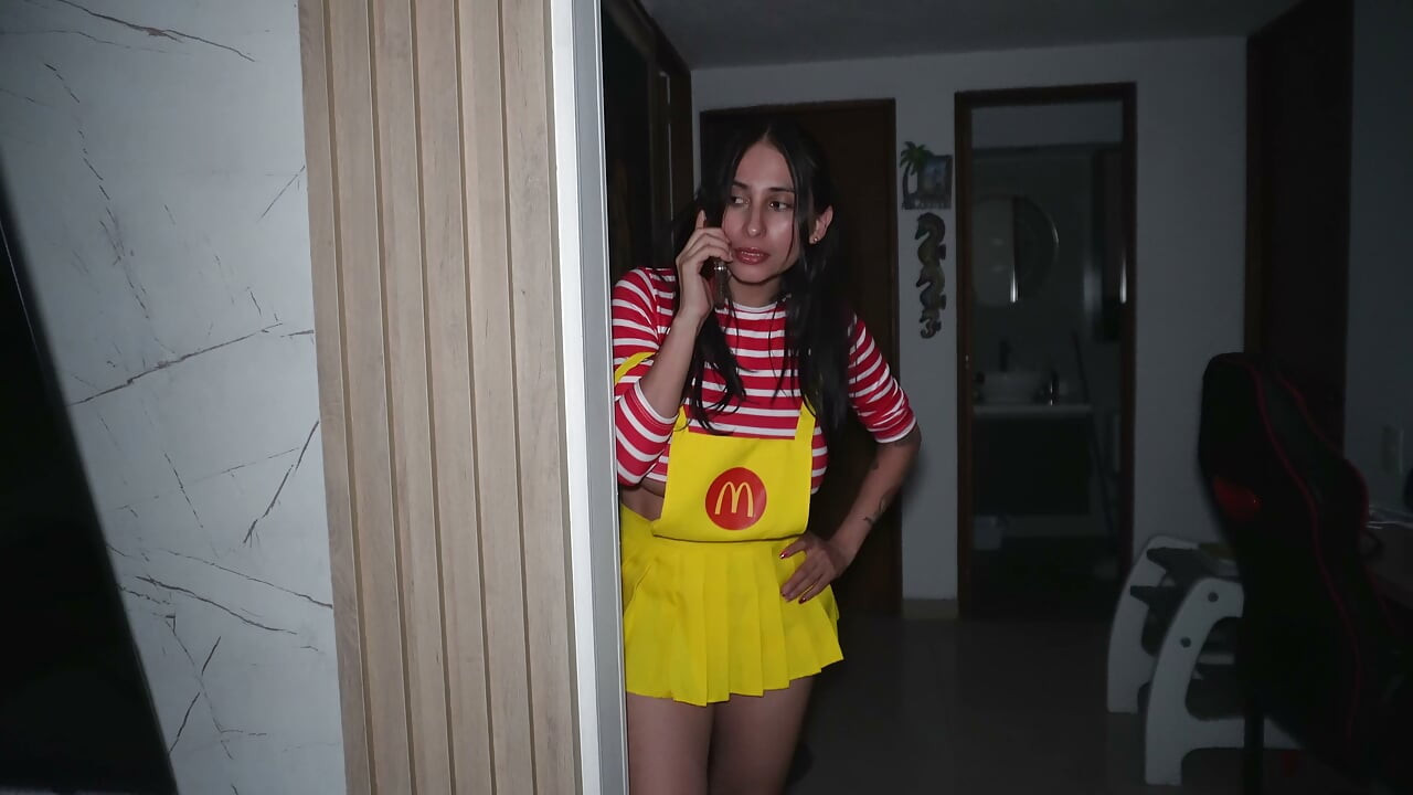 แฟนของฉันให้เพื่อนเย็ด Tantaly Doll ในห้องนั่งเล่นของบ้าน