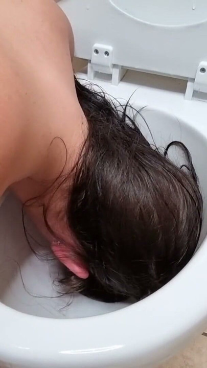 BesKidt luder pisser og slikker indersiden af toilettet, toilet swirlies | Klip 1