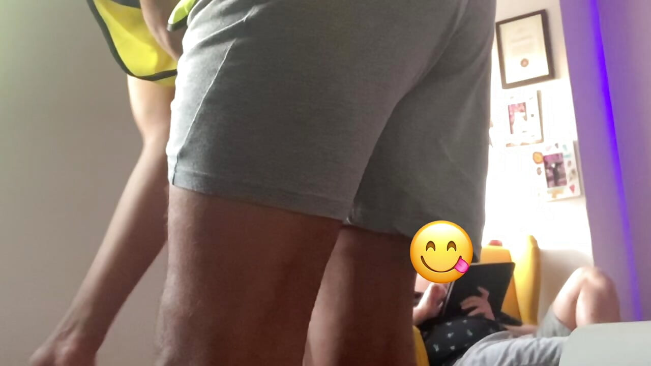 ขณะวาดผนัง ฉันเงี่ยนและโดนเย็ดต่อหน้าเพื่อน