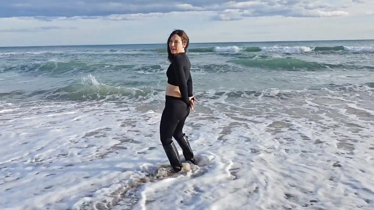 부츠 온 더 워터 비치