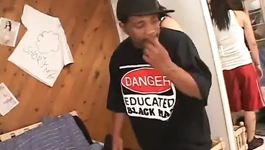 Esmer kadın amcığını zenci adamın diline teşhir etti