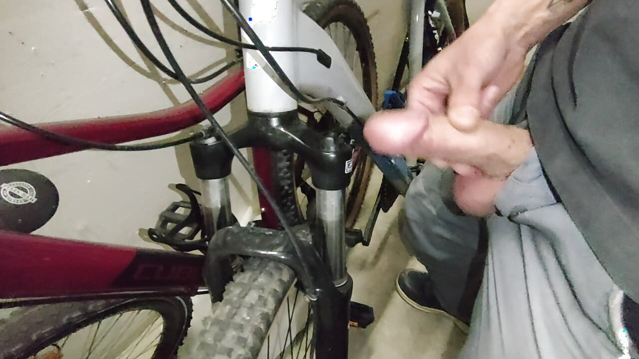 Clientul afirmă: amortizor care face zgomote ciudate, poate U sperma IT?   Ejaculare pe bicicletă în subsol