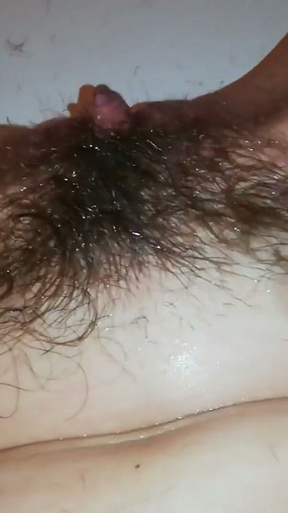 Pișare, apoi îmi rade pizda păroasă cu clitoris mare, prim-plan | Clip 3