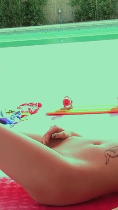一个完美的金发女郎的小奶子和湿润的牡蛎被她的情绪女友舔舐和手指 | 短片 2