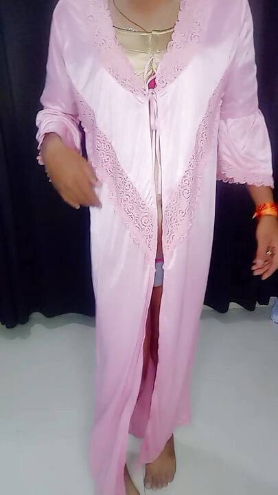 インドのホットサテンブラウス、継母