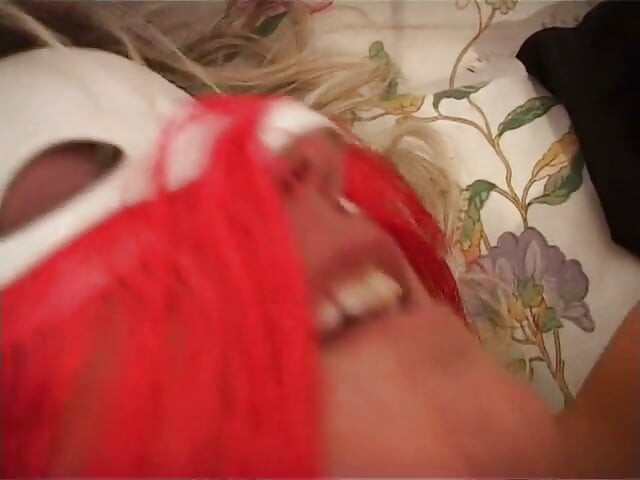 Italian amateur chick in mask get fucked