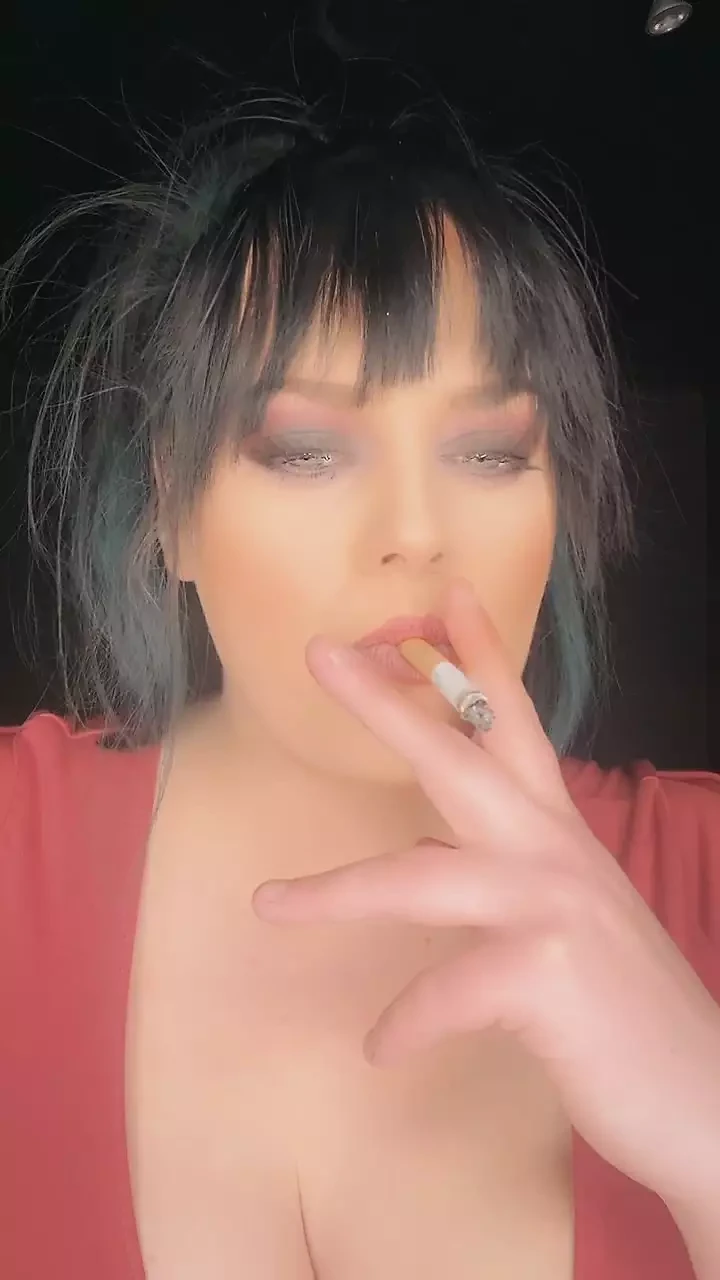Bella smoking fetish