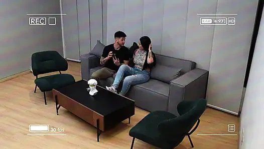 Dasar cewek! Aku ngentot sahabat saudara tiriku dengan celana jins robek saat kami lagi main