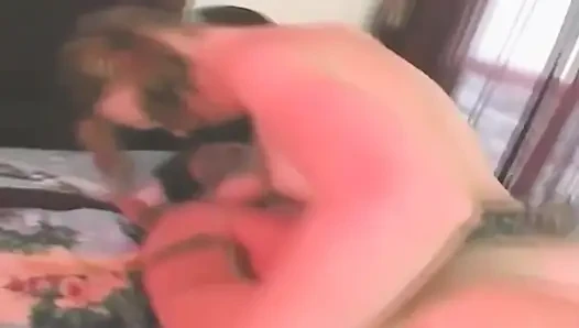 Cewek hot rambut pirang lagi asik fingering memek beceknya sampai orgasme bergetar