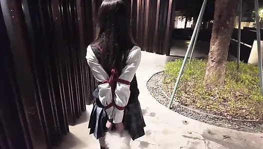 Hs19-seorang gadis berseragam sekolah diikat berkeliaran di jalanan