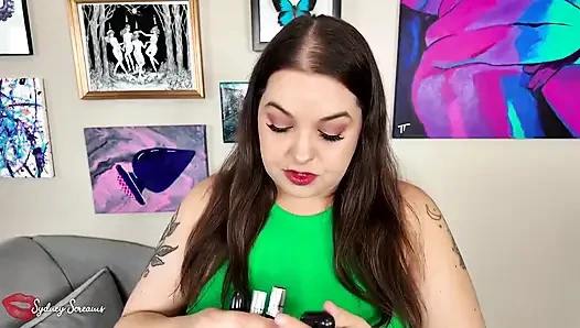 Lagi asik menguji lipstikku sama kamu