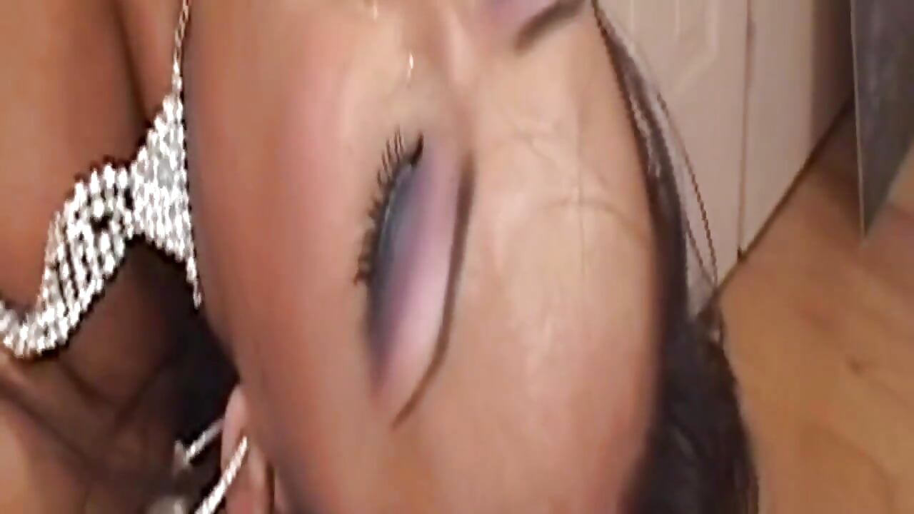 Morena madura eyacula salvajemente durante intensos golpes hardcore