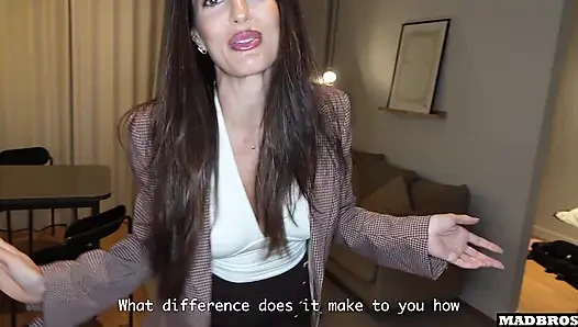 Seorang jurnalis Australia yang sombong kepergok menyebarkan berita bohongan di udara dan dientot untuk menghindari dipanggil !!