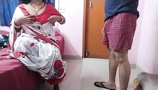 Hintli desi orta yaşlı seksi kadın üvey oğlu tarafından sıkı göt deliğinden sikiliyor