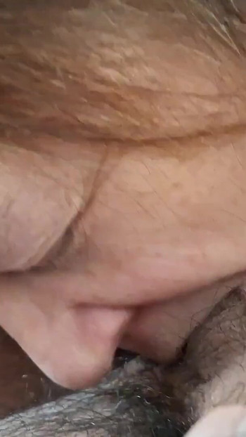 Szopja a farkam a kanapén, mielőtt a vendégek megérkeznek a hálaadásra | Klip 2