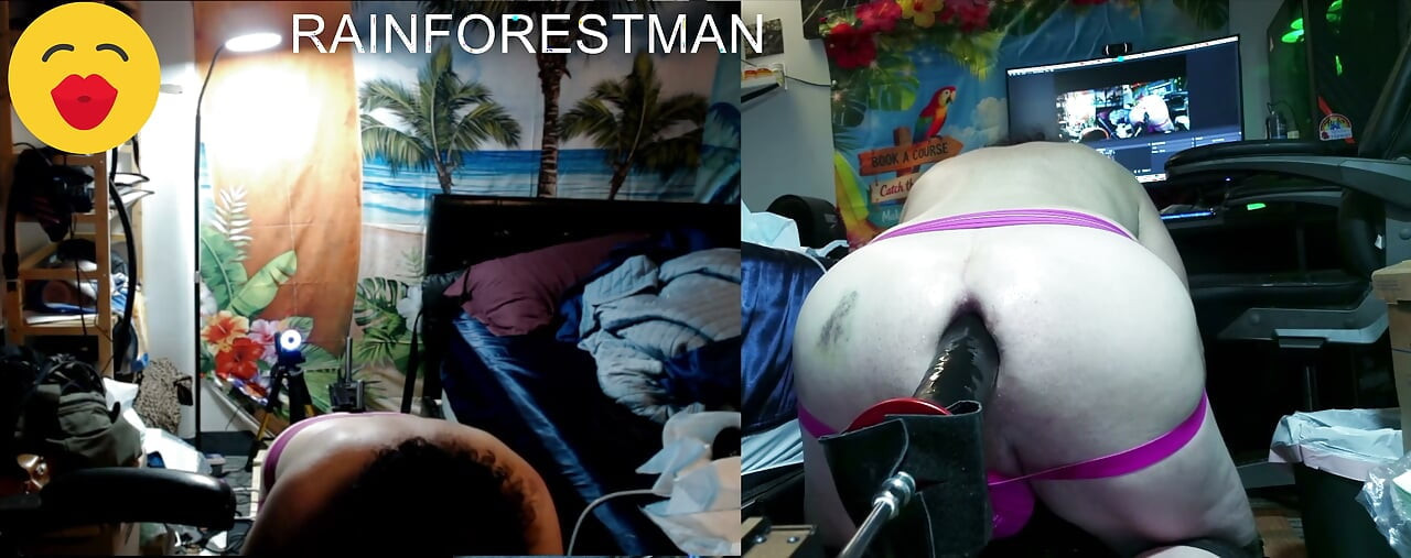RAINFOREST-MAN SPLIT SCREEN Black Destroyer को सेक्स मशीन पर इस्तेमाल करते हुए।