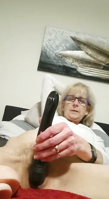 Enorm dildo och slutade sedan med vibrator
