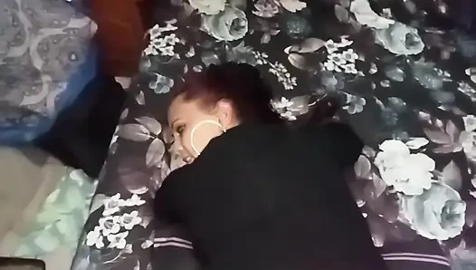 Bekar çaresiz üvey anne kirasını ödemek için ev sahibini sikiyor