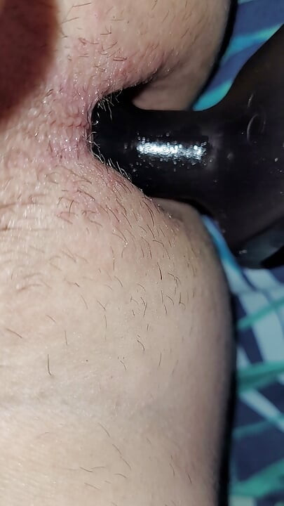 A brincar com o plug anal preto