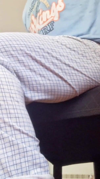 Hotsportfitboy在椅子上撸管并呻吟直到高潮 |剪辑 1