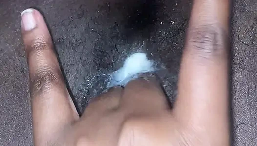 Memek hitam jembut tebal basahku