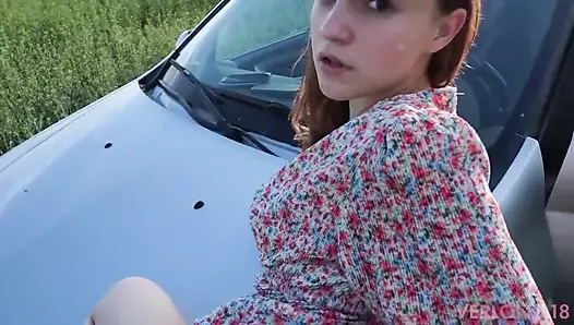 Une petite amie se fait baiser dans la voiture d’un mec du coin