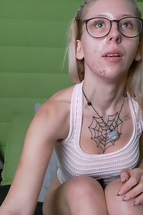 Younghannahde on the Couch