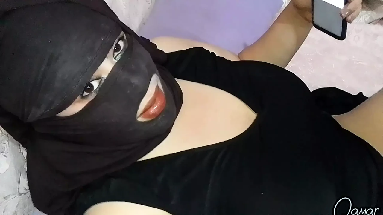 I caught a woman watching sex and listening to sex. See what she did to her ass. Arab sex and Egyptian speech are clear.