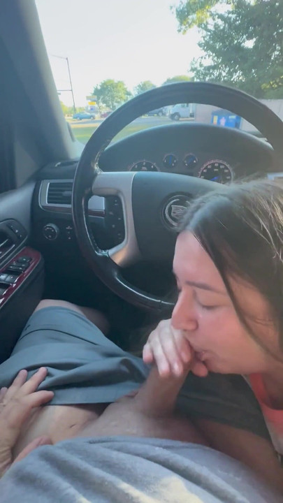 Očaravajući trenutak iz "Auto perač je trajao predugo pa sam mu popušila kurac dok nije završio"