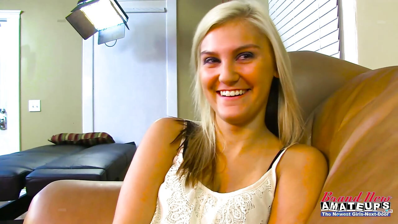 Coeds tóc vàng lập dị Bailey và Olyssia thích bú vú và một con cặc của họ!