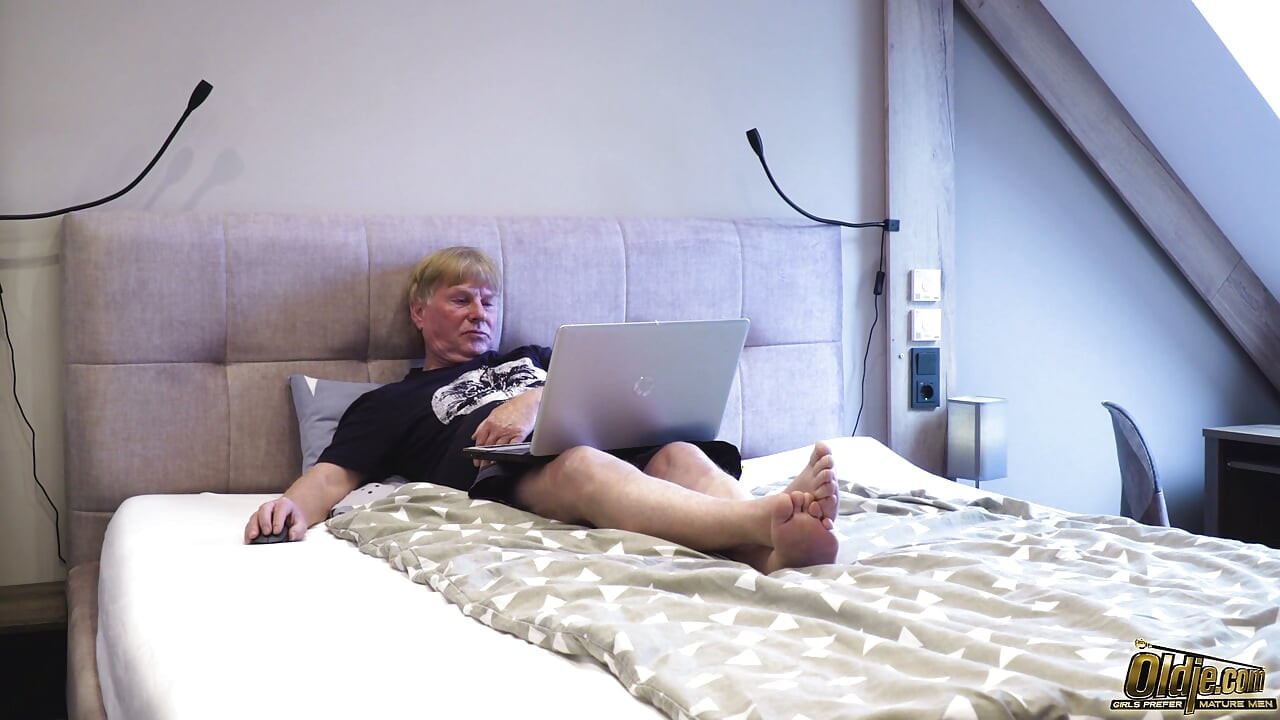 Se uita doar la porno... până când ea a intrat să fie futută-Oldje Exclusive