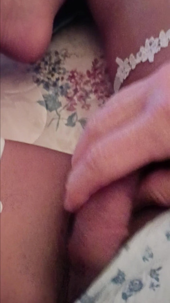 娘娘腔丈夫展示性感的脚丝袜连裤袜想要男人在他们身上射精