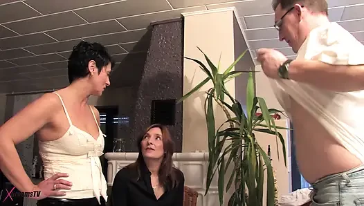 Orta yaşlı çift orta yaşlı seksi seks öğretmeniyle deneyim toplamak için
