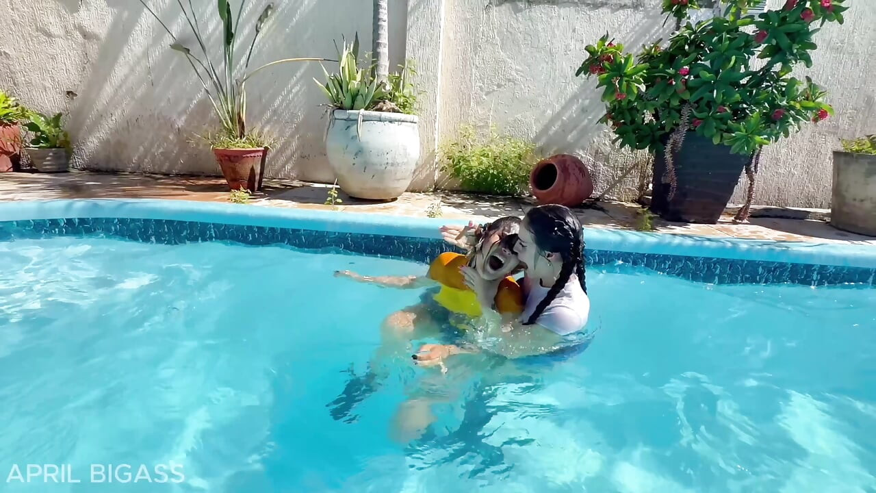 Kinky Mary Me Desafía Junto a La Piscina - Provocaciones Lésbicas Mojadas Y Tapones Anales
