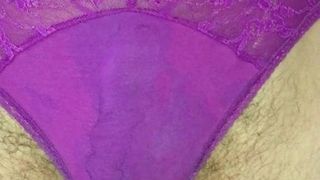Pisse dans une culotte violette courageuse