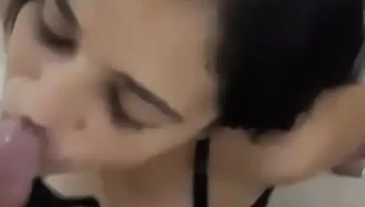 Model cantik lagi asik nyepong kontol