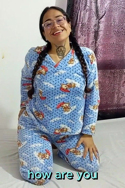 आपकी सेक्सी सौतेली बेटी काम के बाद वीर्य निकालने में आपकी मदद करती है
