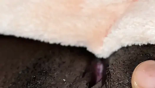 Сексуальная черная крошка мастурбирует соло